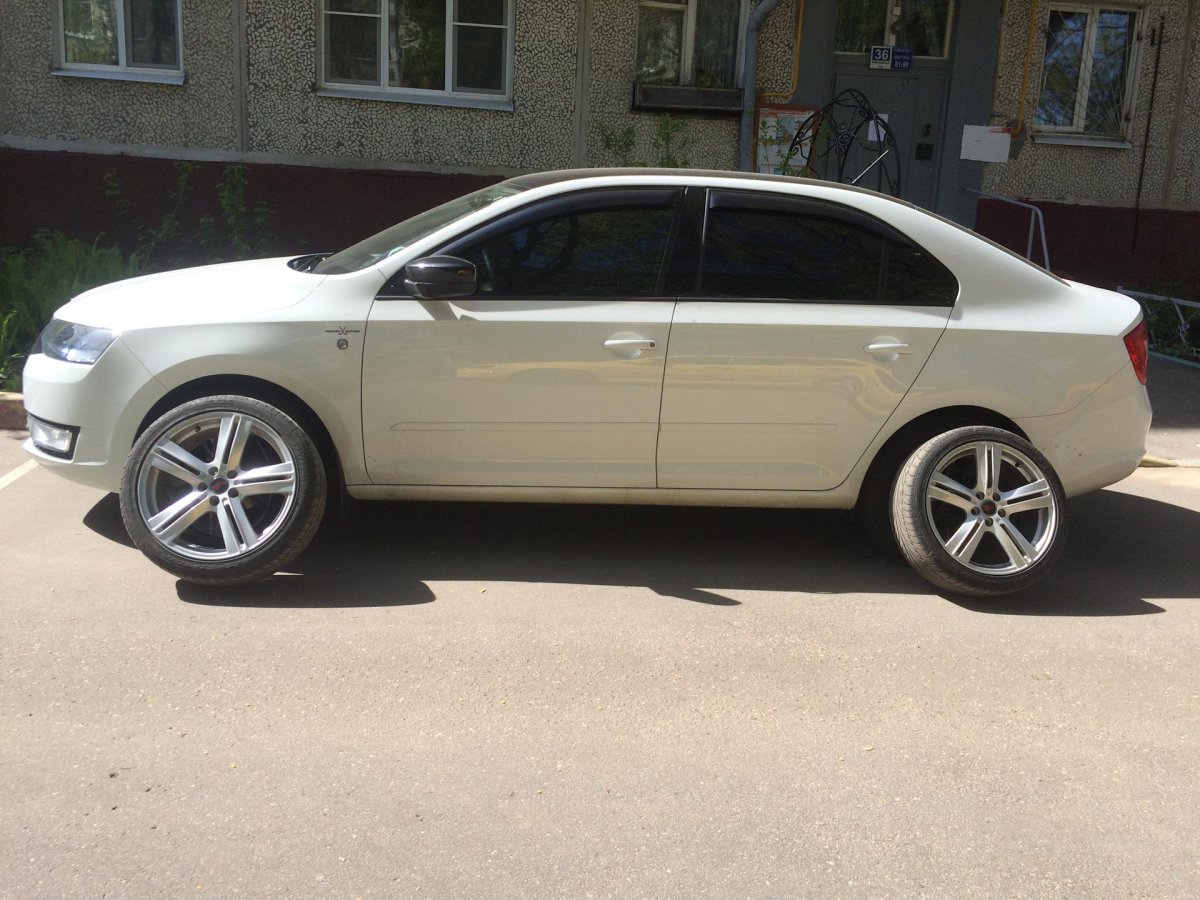Skoda Rapid r17 215/45
