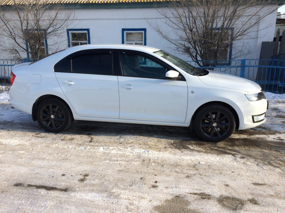 Skoda Rapid белая r15