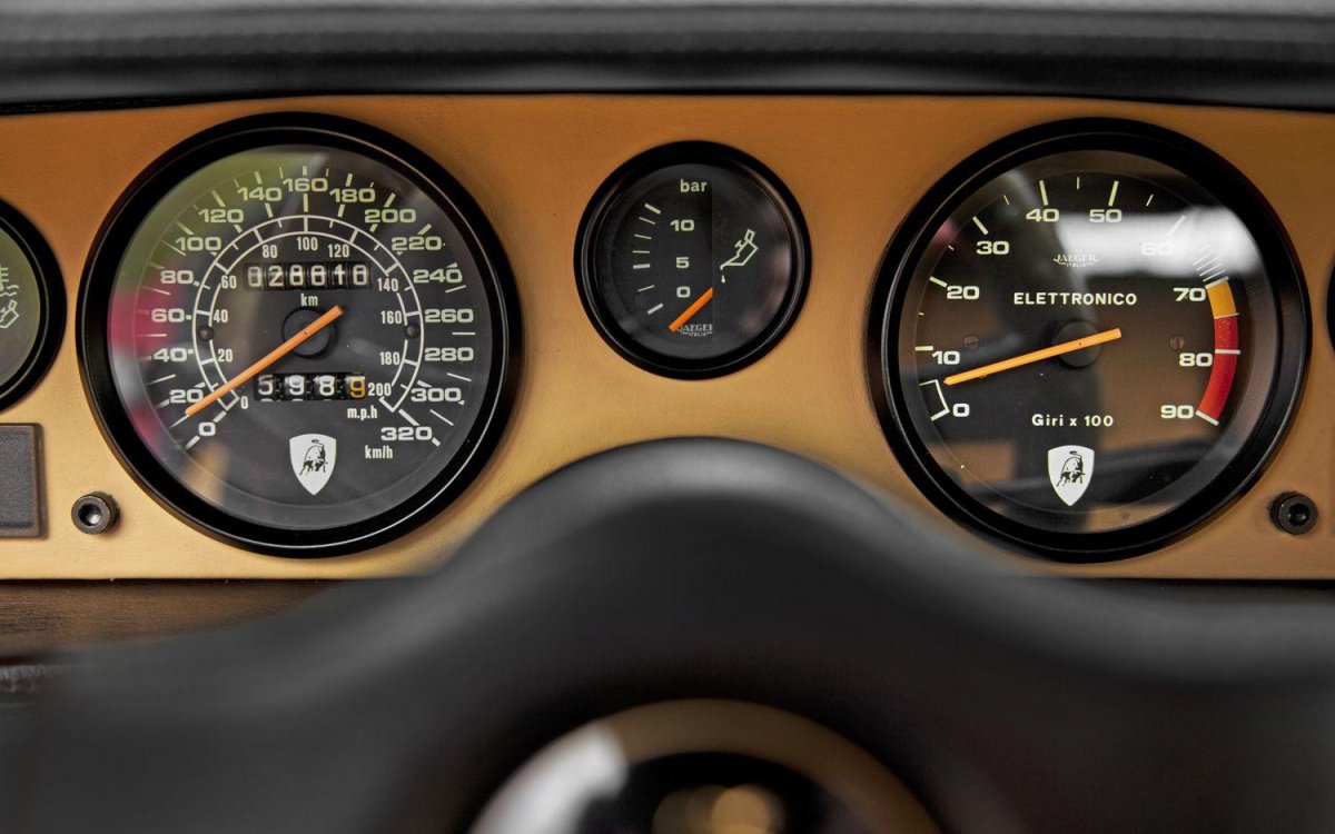 Lamborghini Countach приборная панель