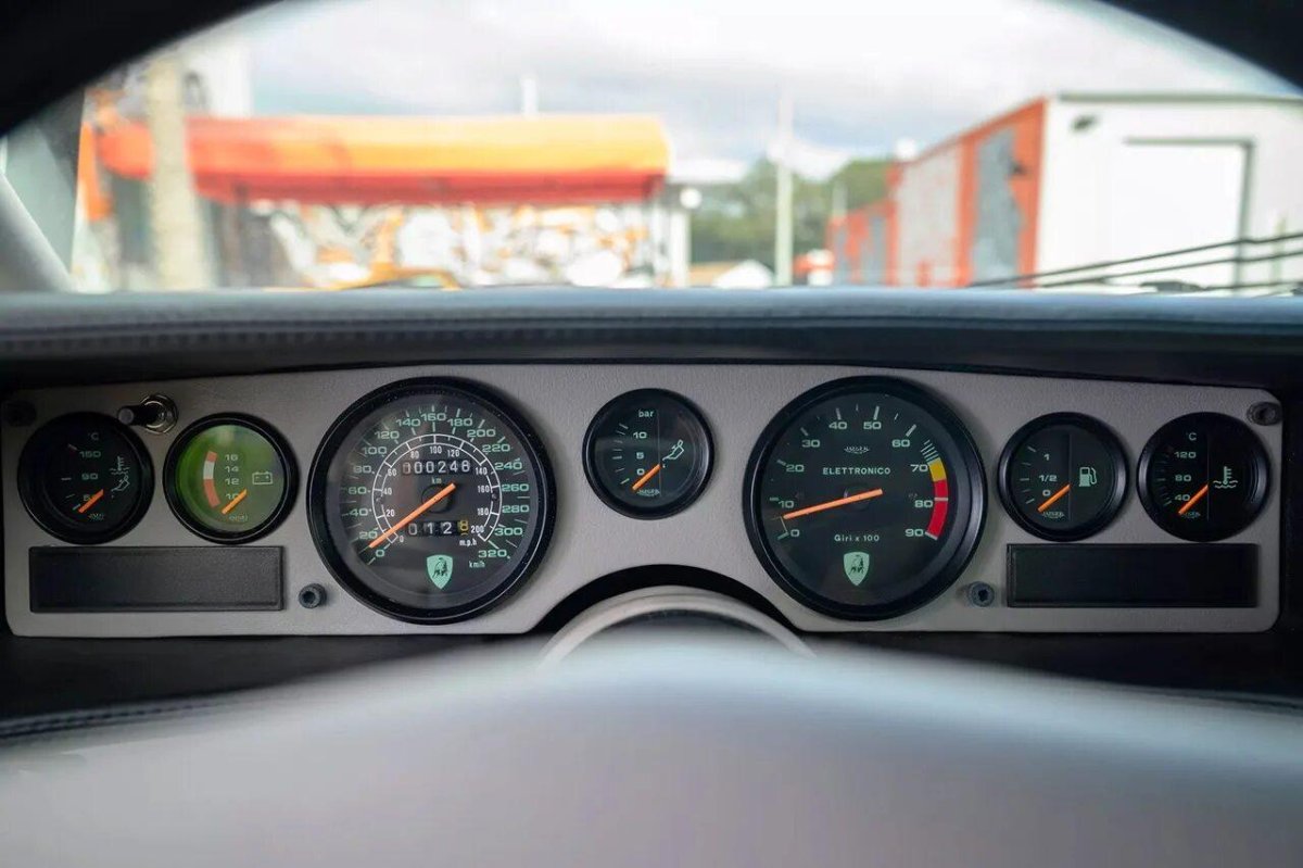 Lamborghini Countach летающее