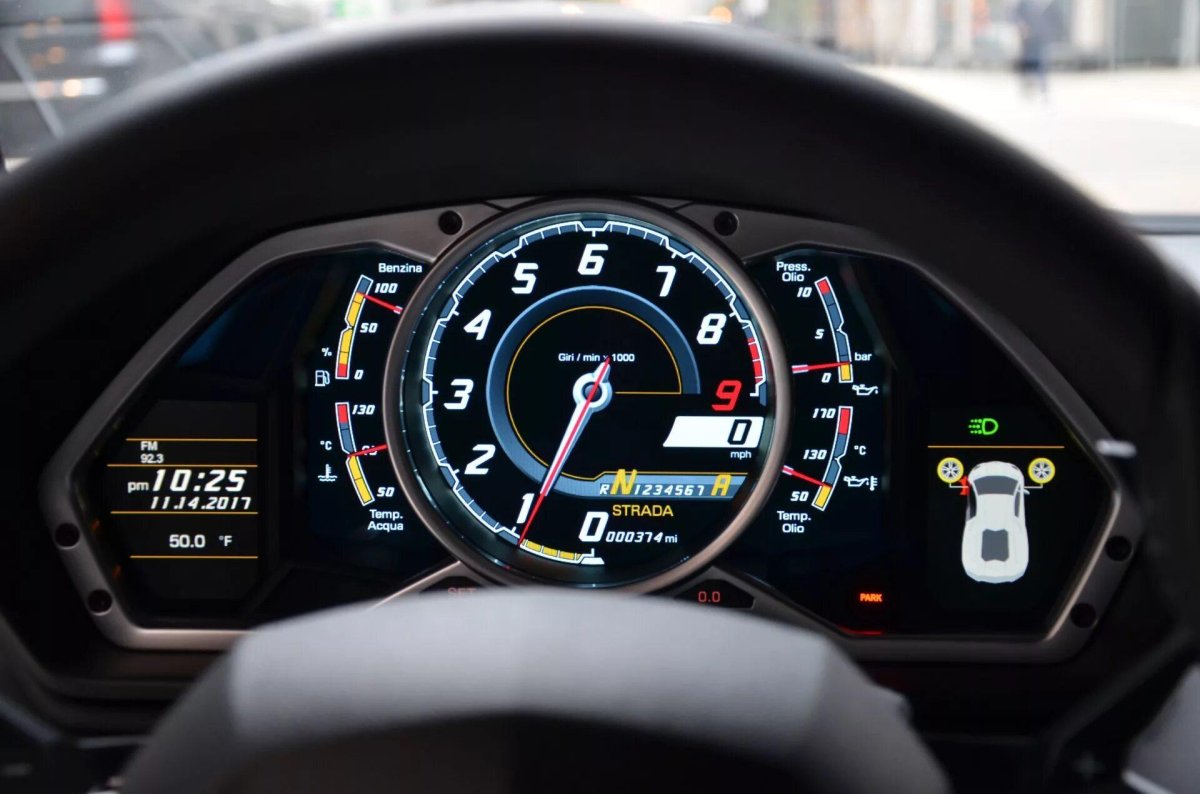 Панель приборов Lamborghini Urus