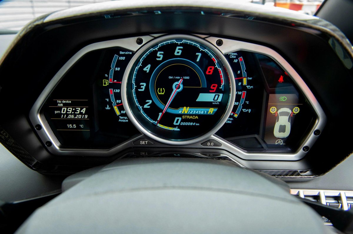 Lamborghini 2021 приборная панель