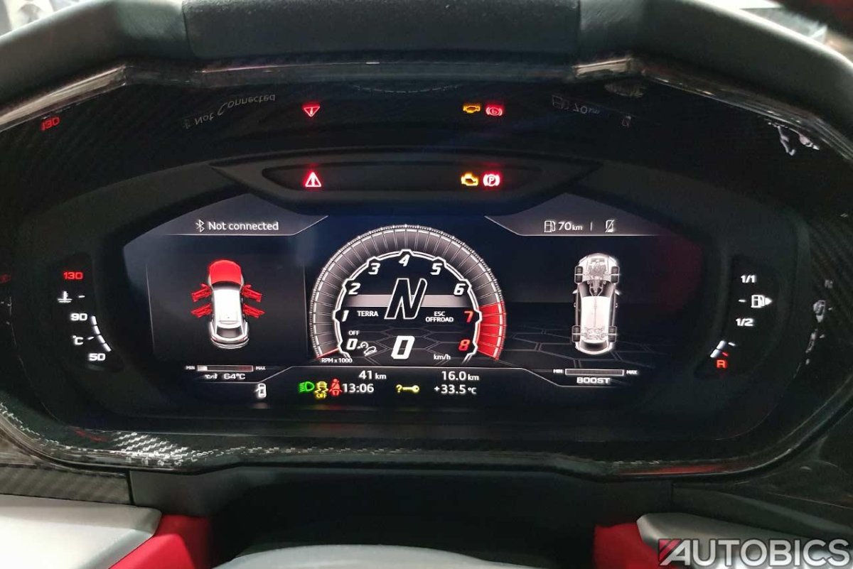 Lamborghini Urus приборная панель