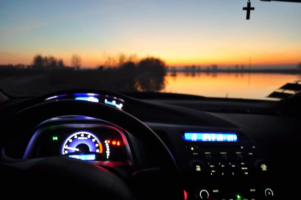 Хонда Цивик 4 д за рулем ночью