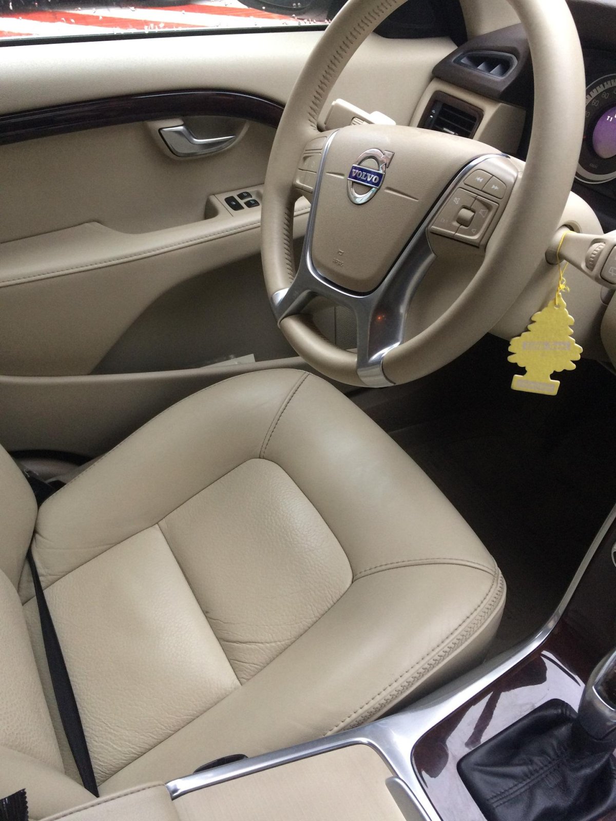 Volvo xc60 бежевый салон