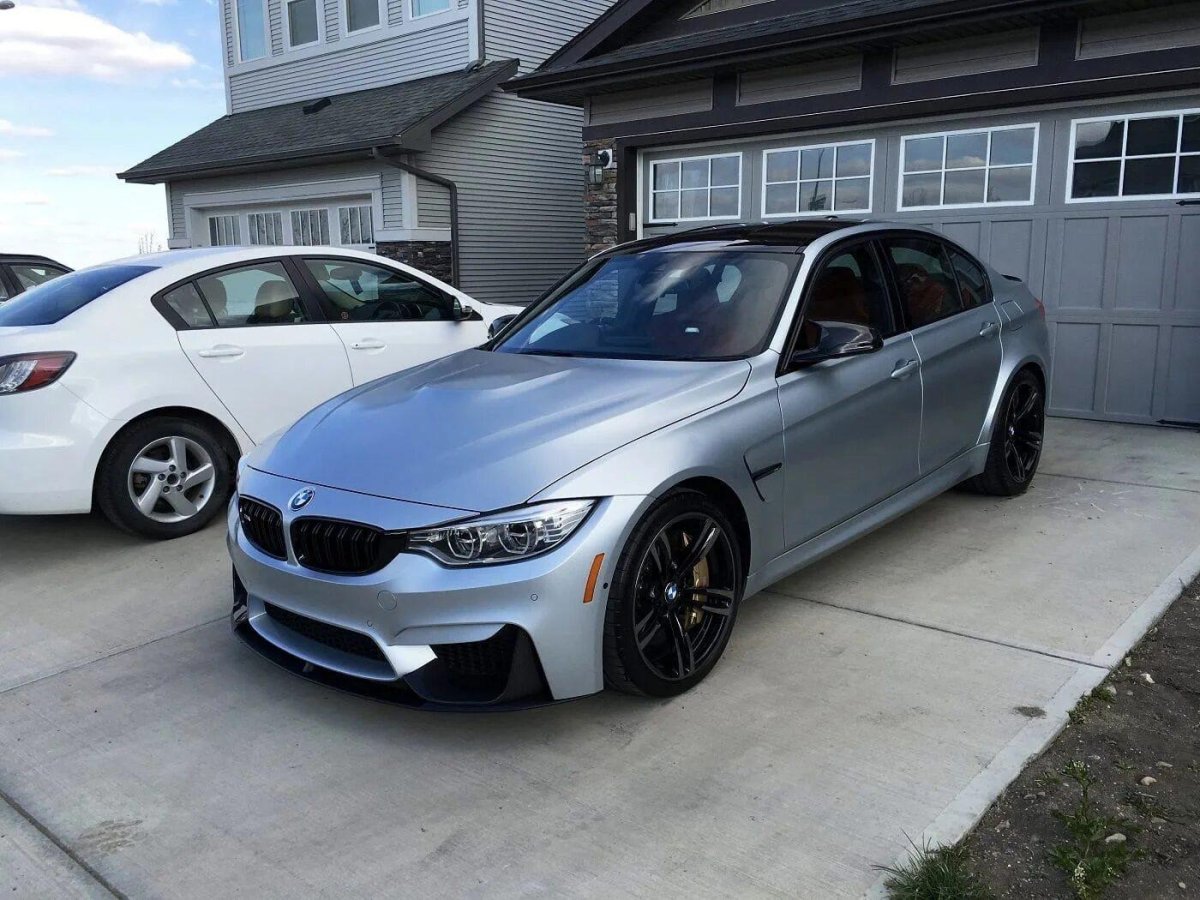 Серая БМВ f30