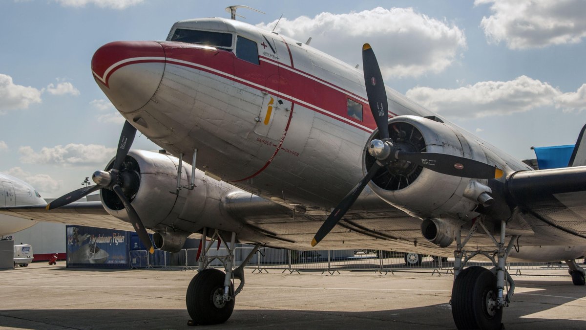 Douglas DC-3 (C-47 Dakota) -