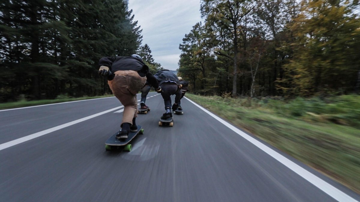 Кататься на лонгборде