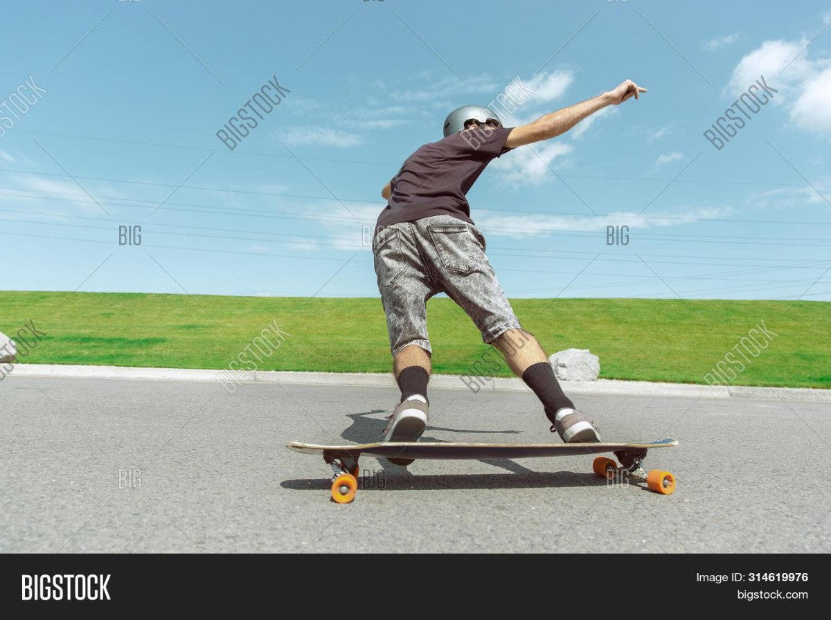 Скейтбордисты на улице