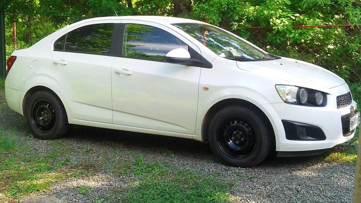 Chevrolet Aveo t300 белый