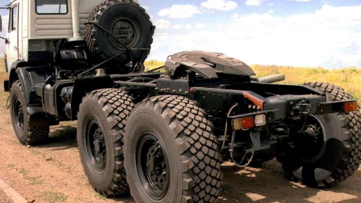 Тягач КАМАЗ 44108