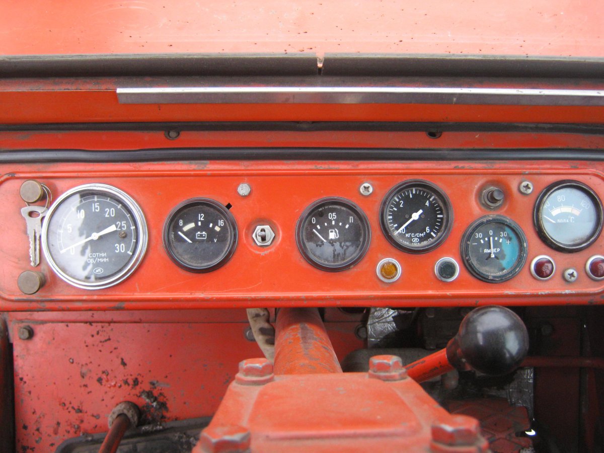 Приборная панель управления трактора т150