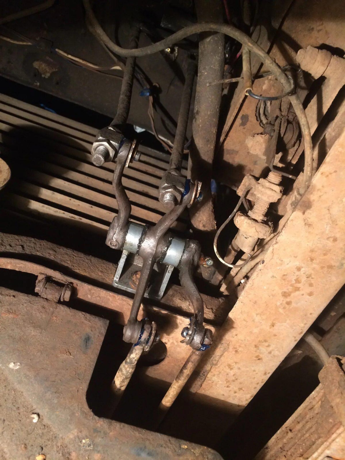 Крепление тяг КПП УАЗ 3303