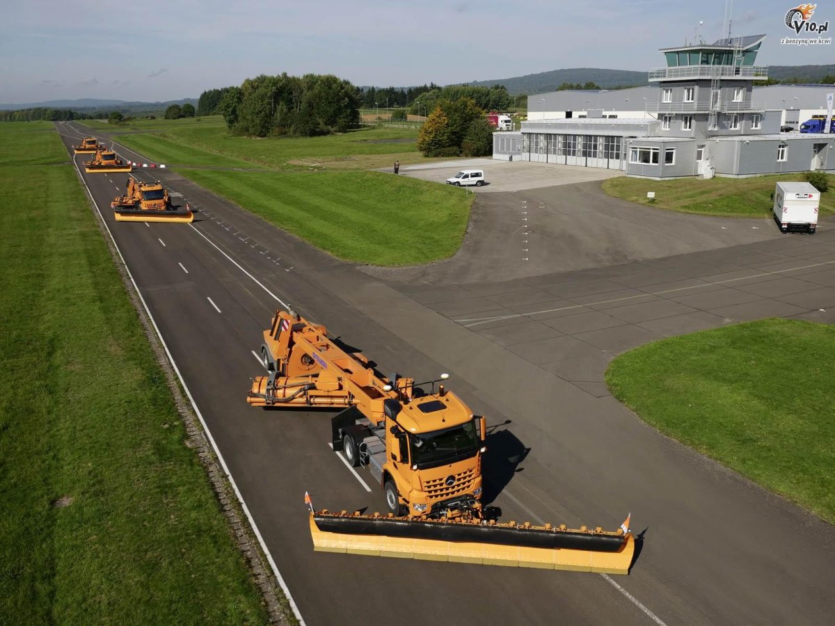 Техника для уборки взлетной полосы аэропорта