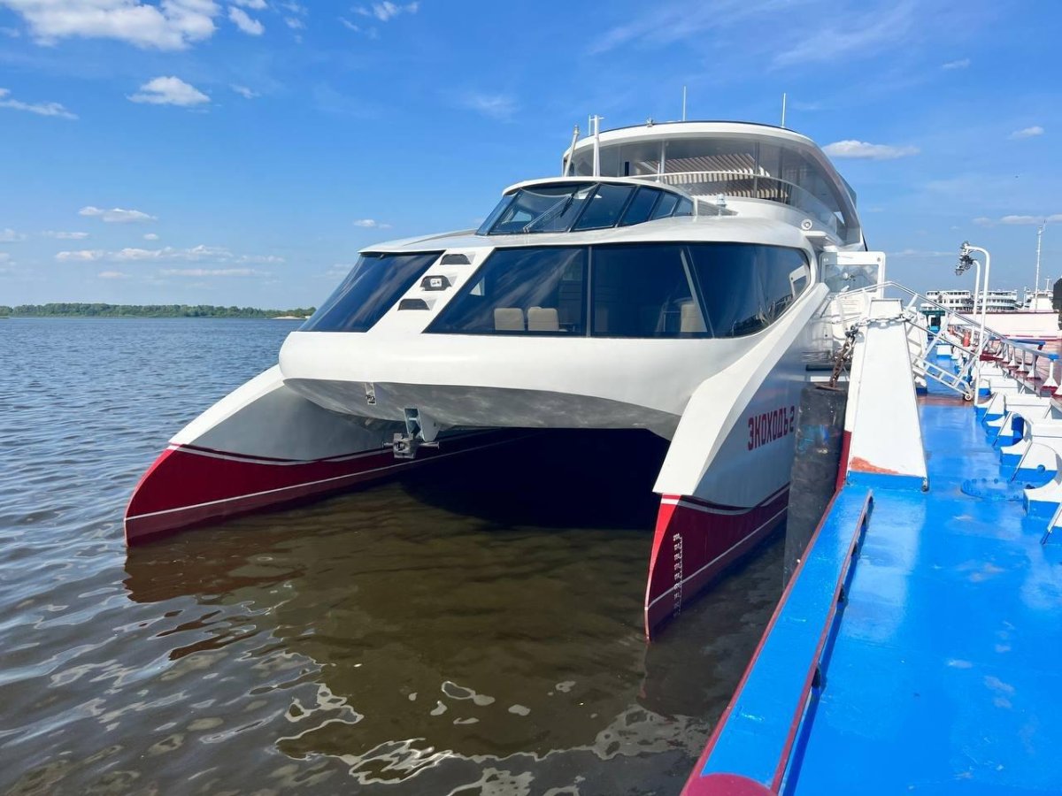 Двухпалубный катамаран