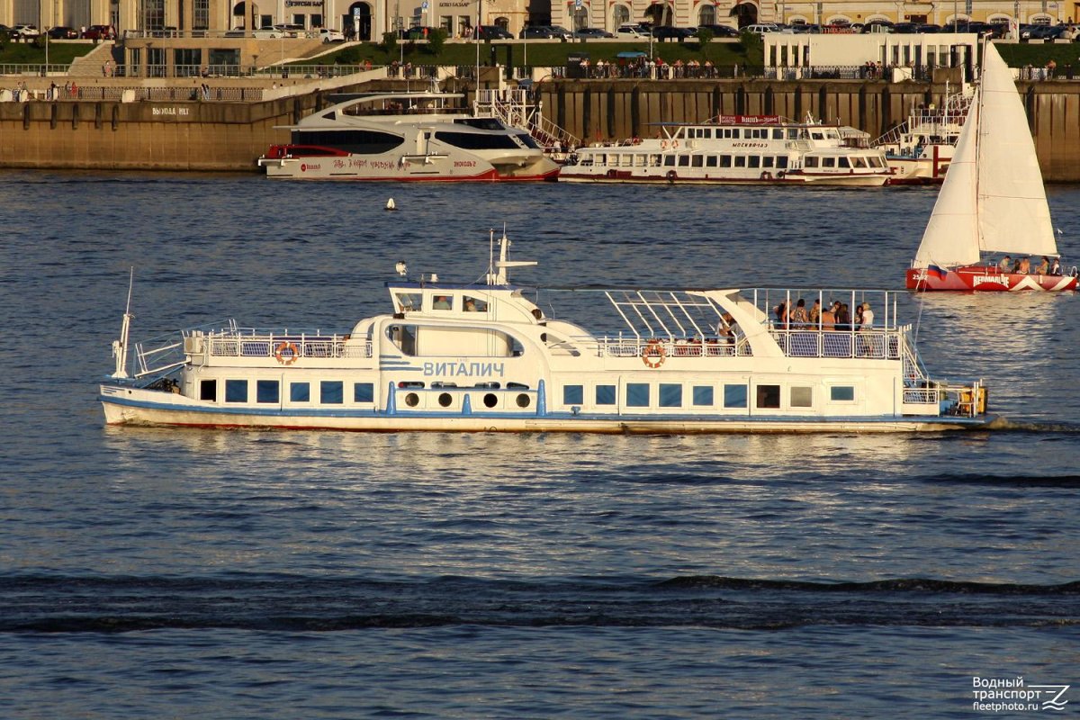 Теплоход Москва 143