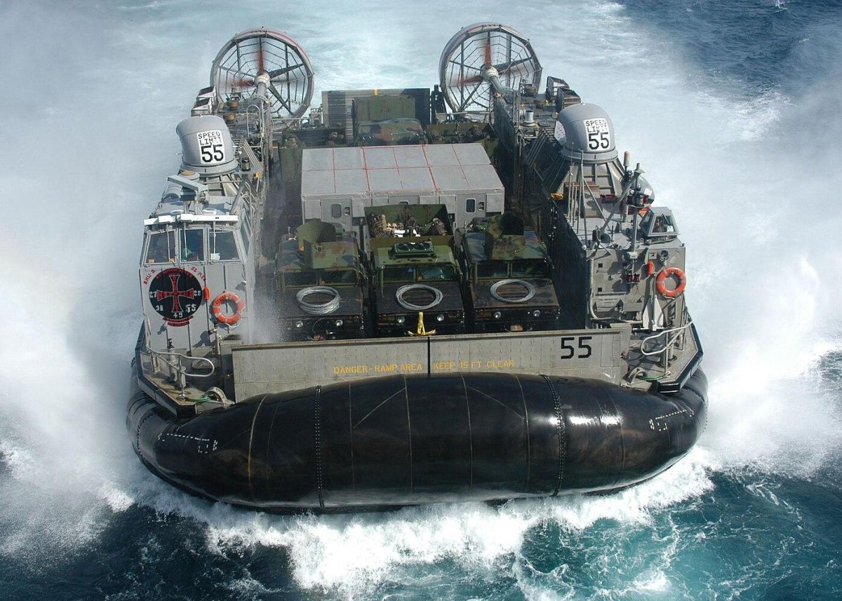 Катер на воздушной подушке LCAC