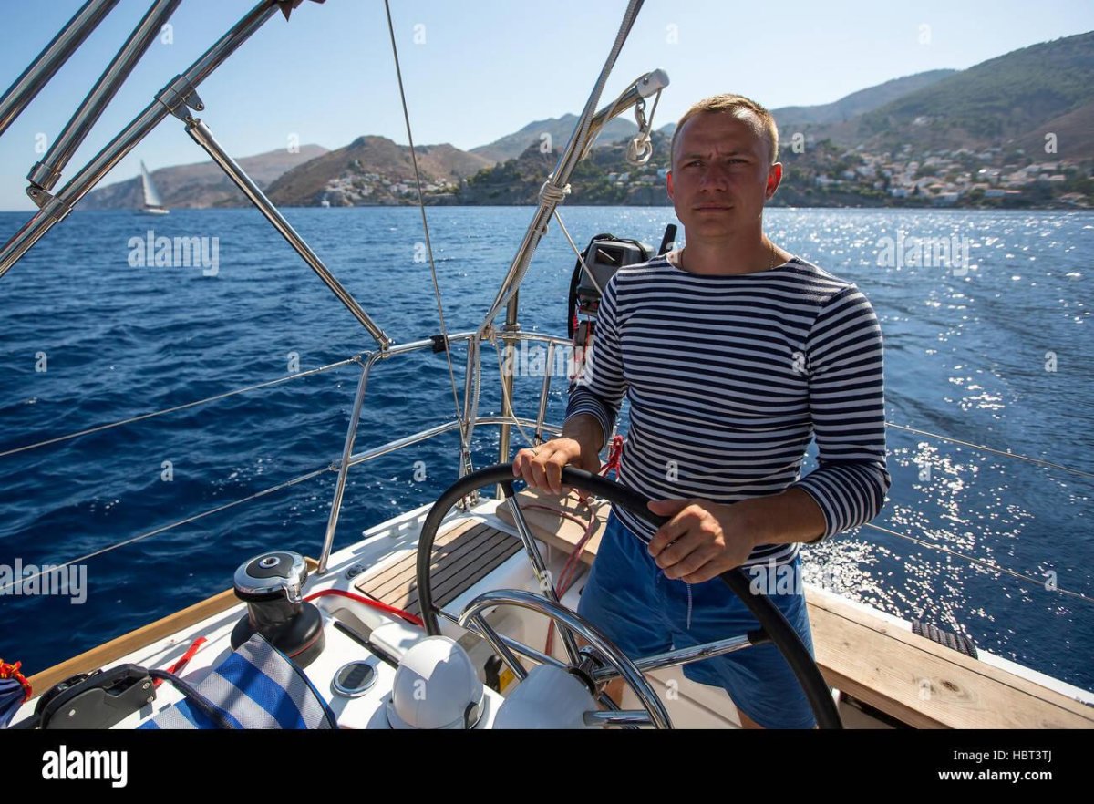 Мужчина за штурвалом катера