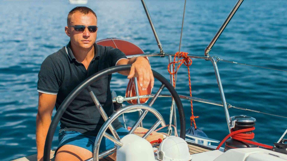 Мужчина за штурвалом корабля