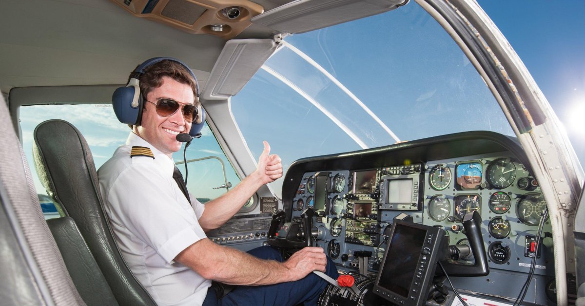 Летчик за штурвалом