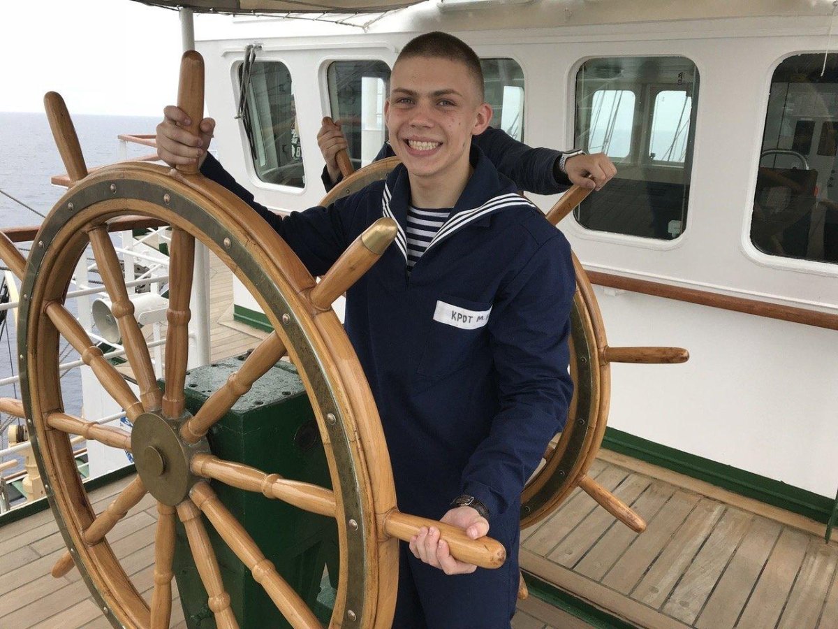 Капитан за штурвалом корабля