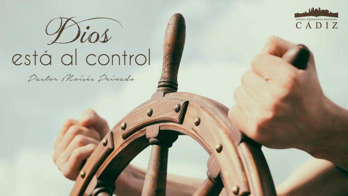 Руки на штурвале корабля