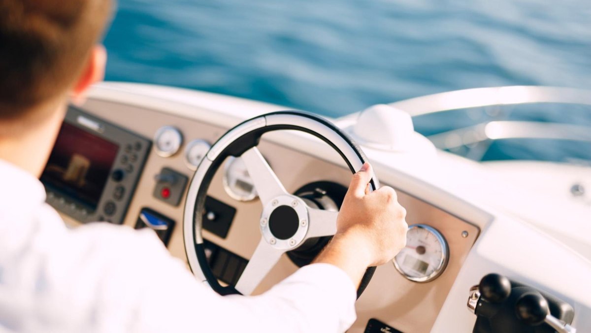 За рулем яхты фото