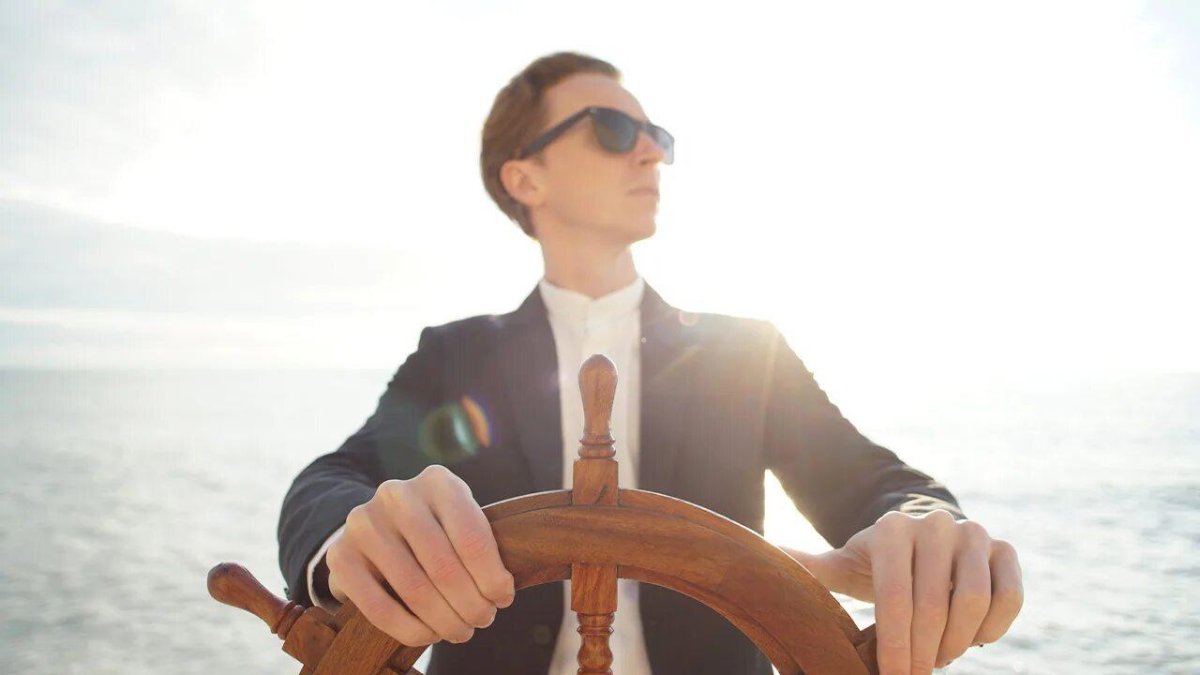 Человек за штурвалом корабля