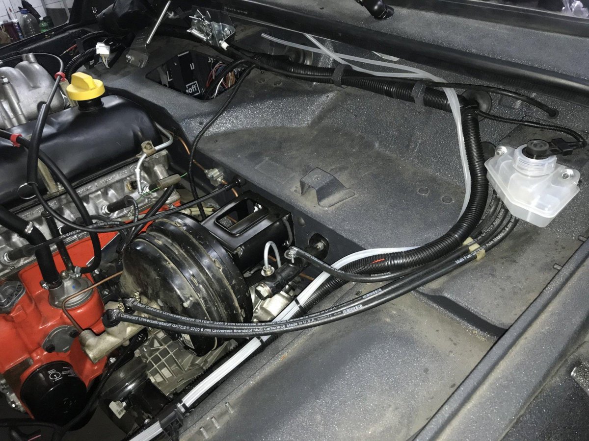 Подкапотка Нива 21214