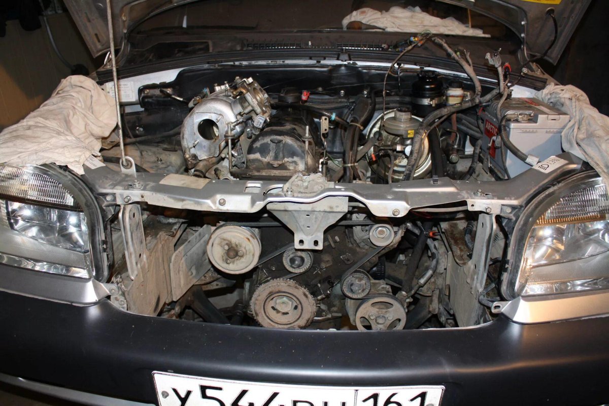 Подкапотное пространство Шевроле Нива