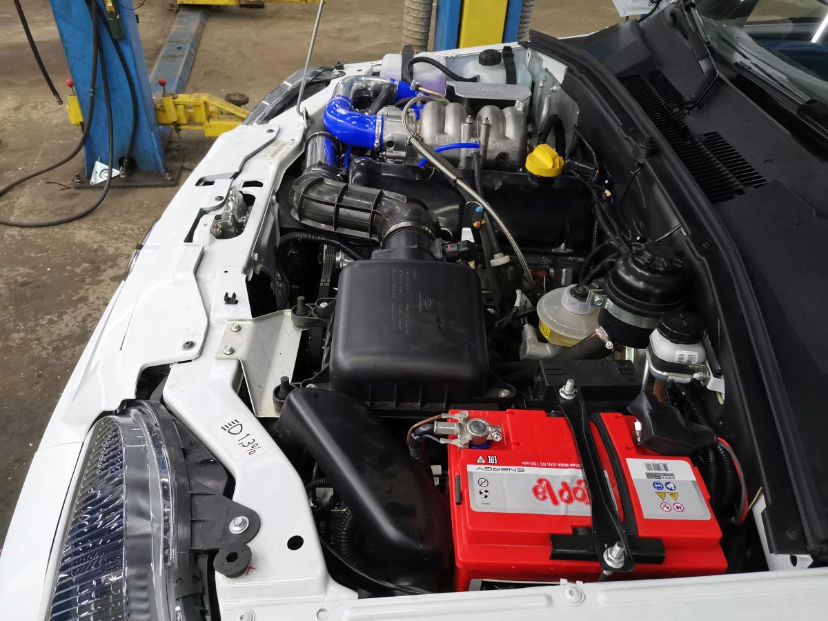 ВАЗ 2123 моторный отсек