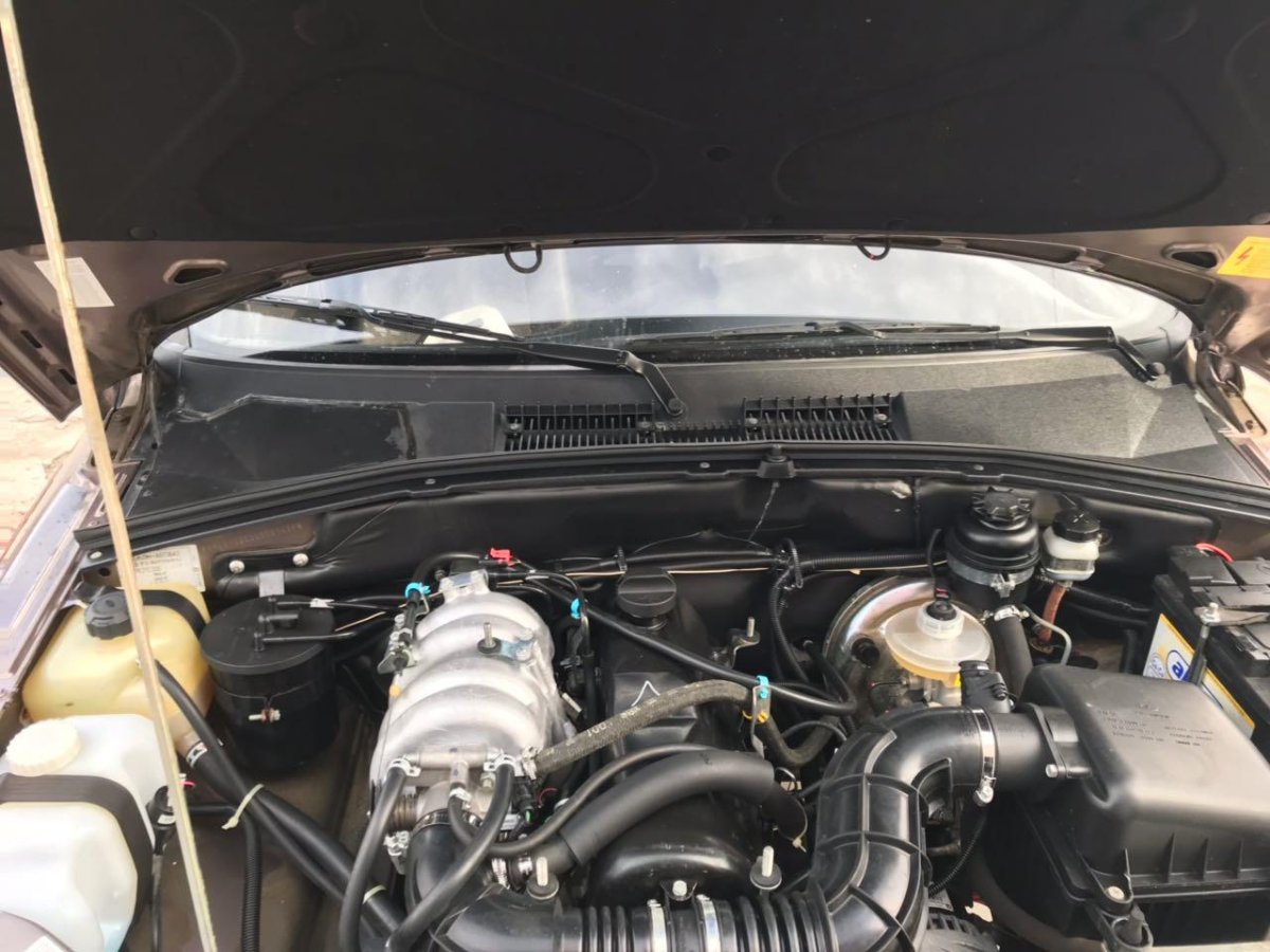 Подкапотное пространство Шевроле Нива