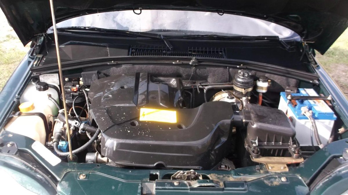 Подкапотное пространство Шевроле Нива