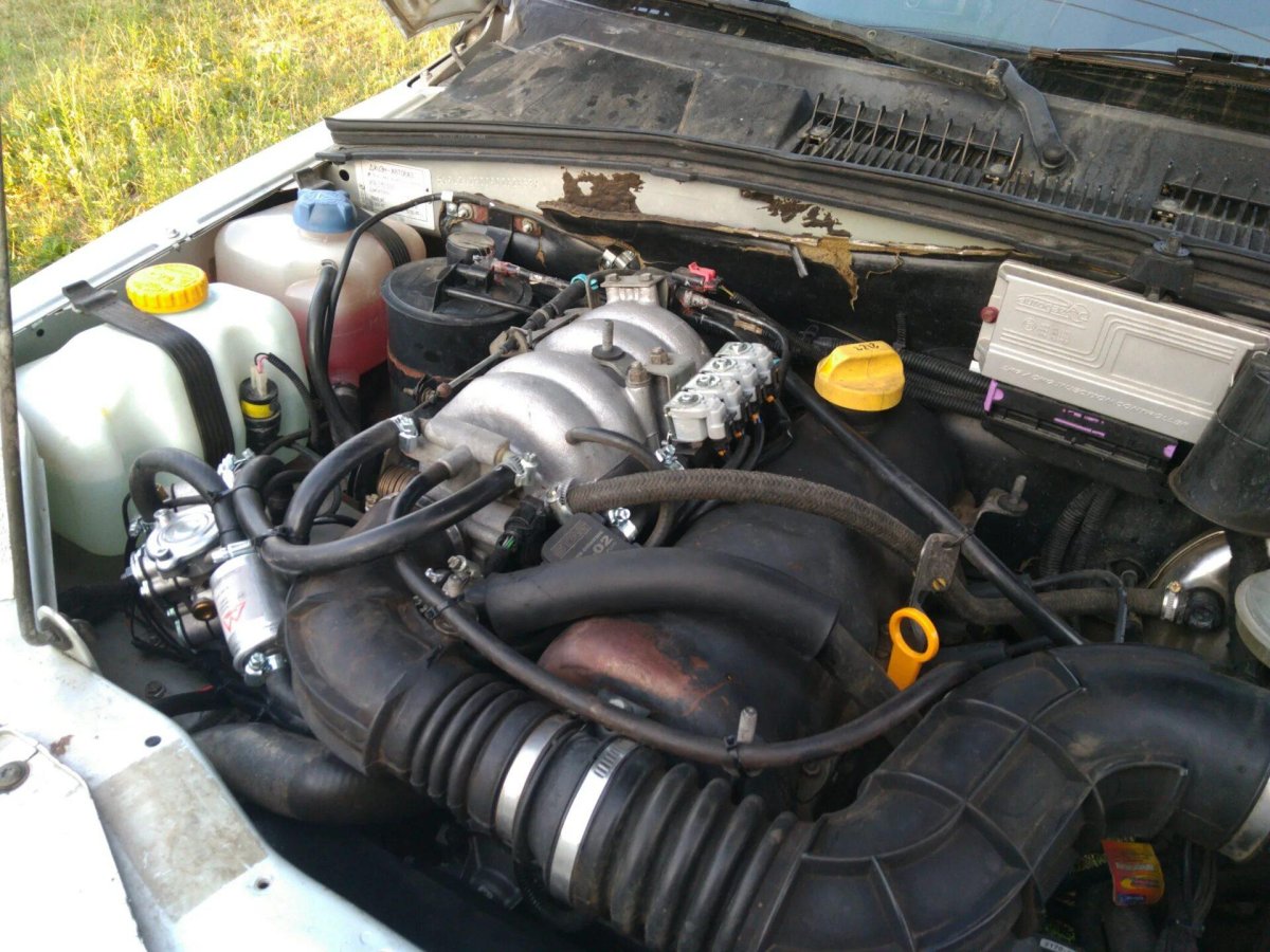 Подкапотка Нива 2123