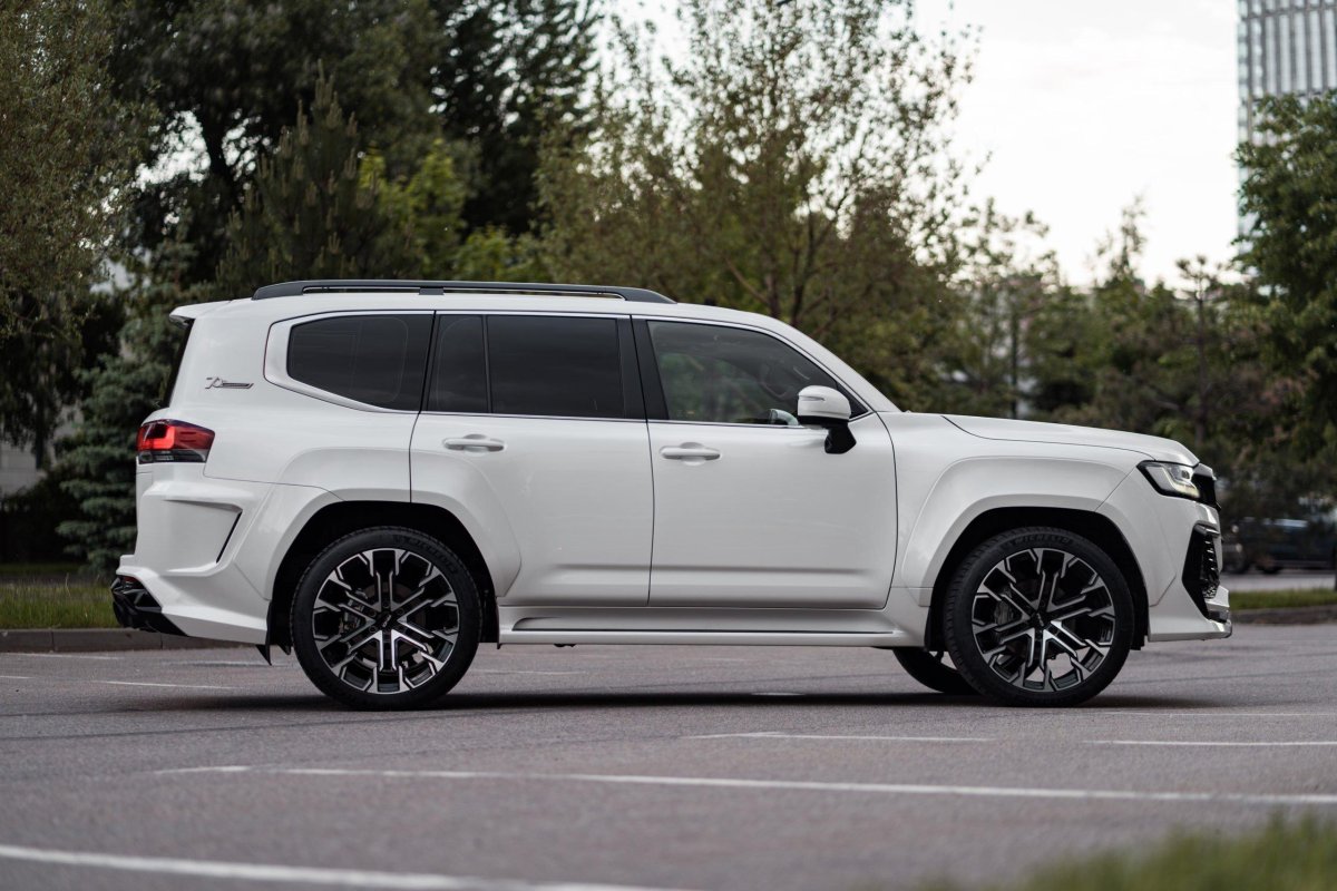 Ленд Крузер 300 в обвесе