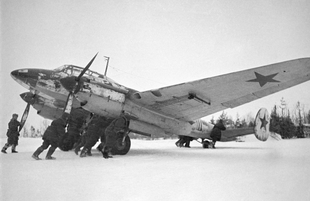 Пе-2 бомбардировщик