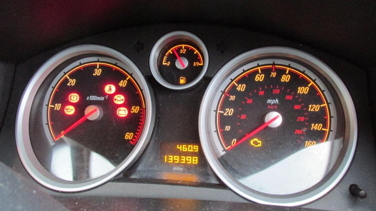 Панель приборов Опель Астра н 2008