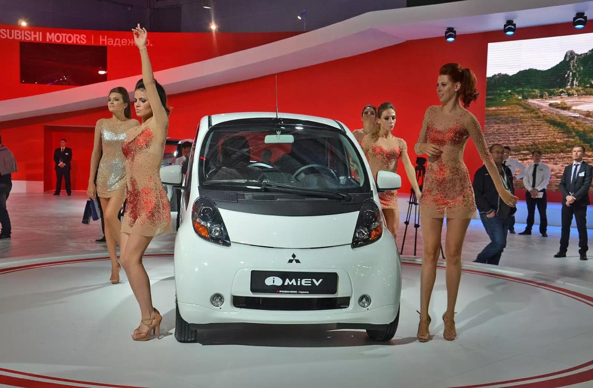 Сиськи с автосалона Миас 2008