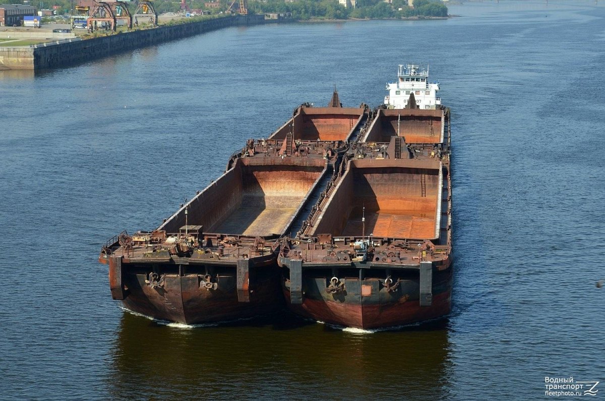 Речная баржа сухогруз
