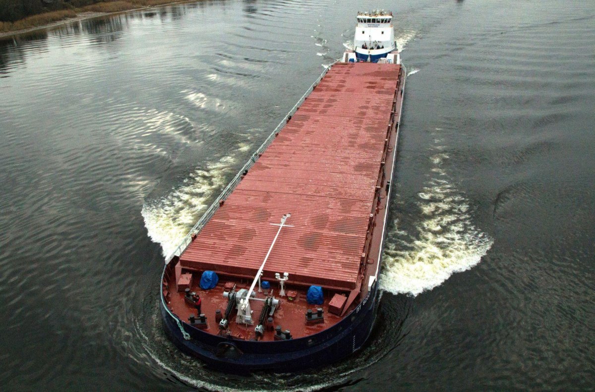 Буксировка баржи