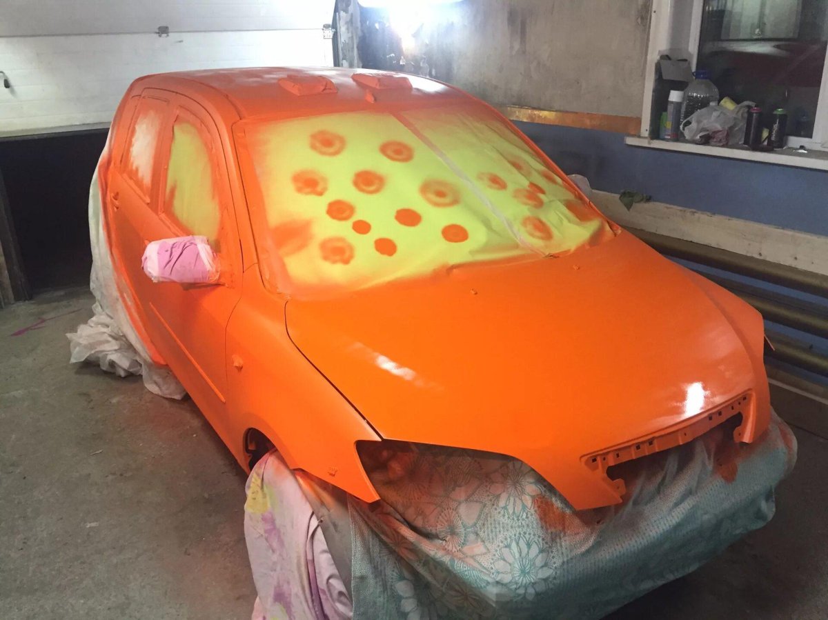 Машина Монтана Блэк оранжевая краска