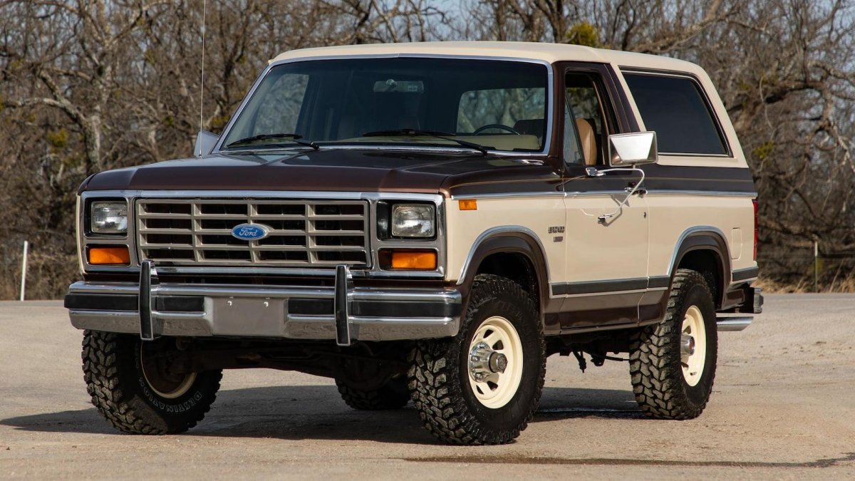 Машина Форд Бронко
