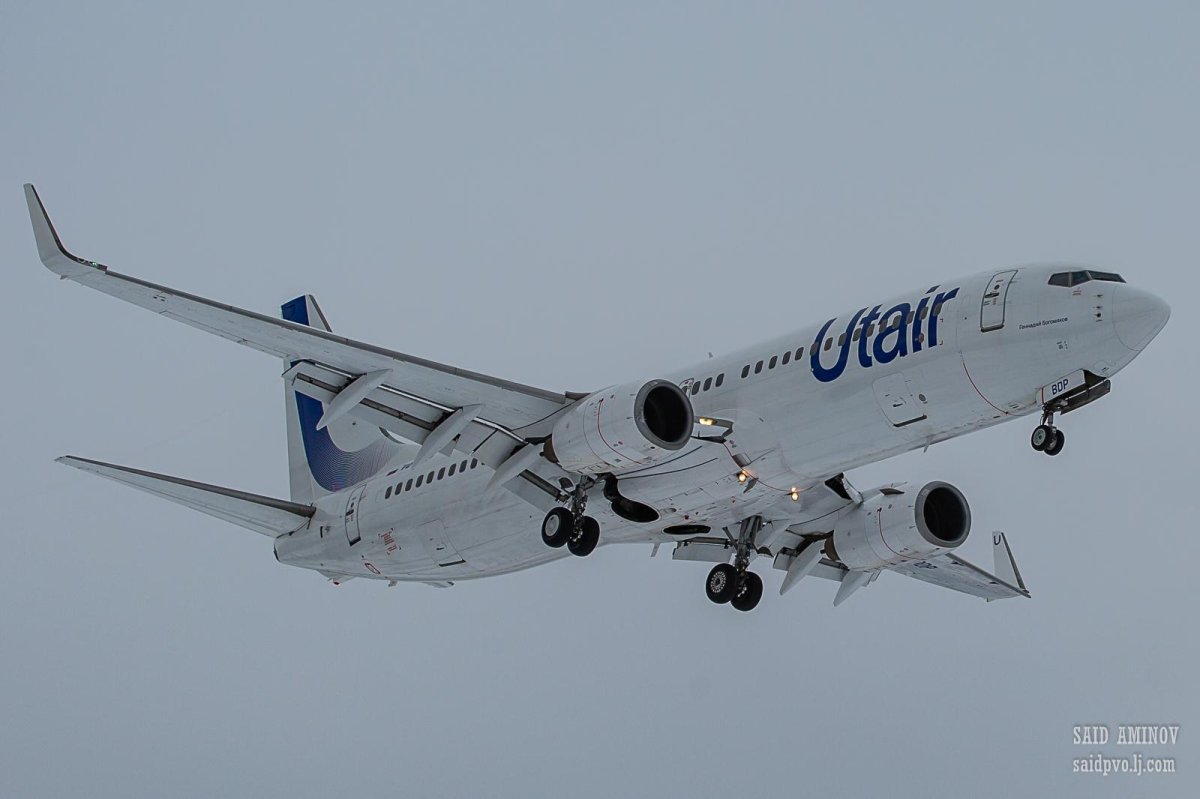 Boeing 737-800 UTAIR
