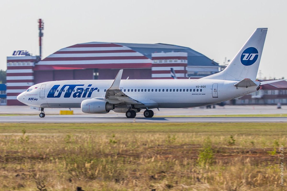 Boeing 737-800 UTAIR