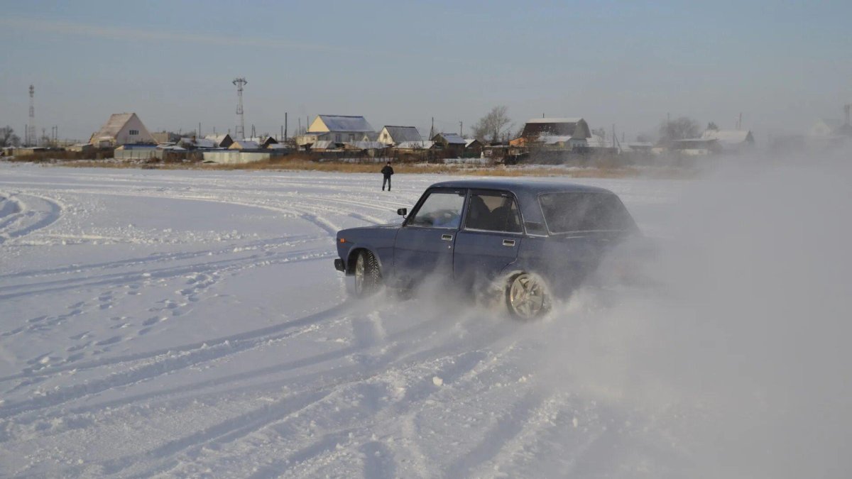 Серебристый ВАЗ 2107 дрифт