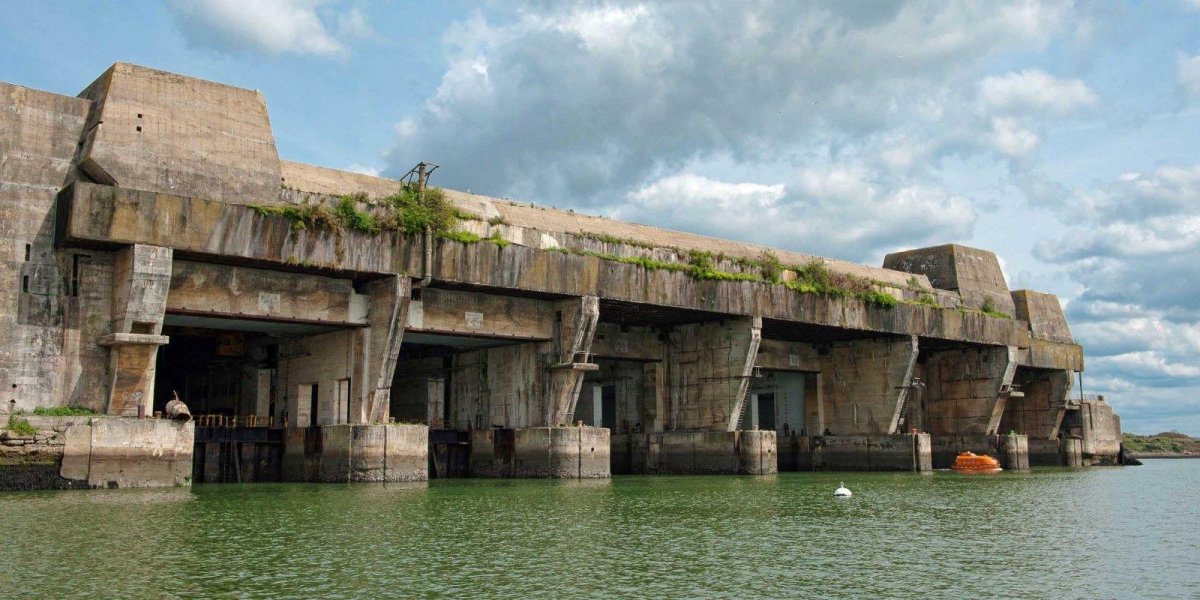 База немецких подводных лодок во Франции Лорьян