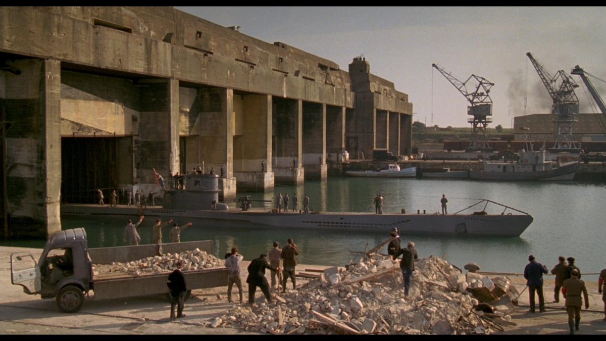 База немецких подводных лодок во Франции Лорьян