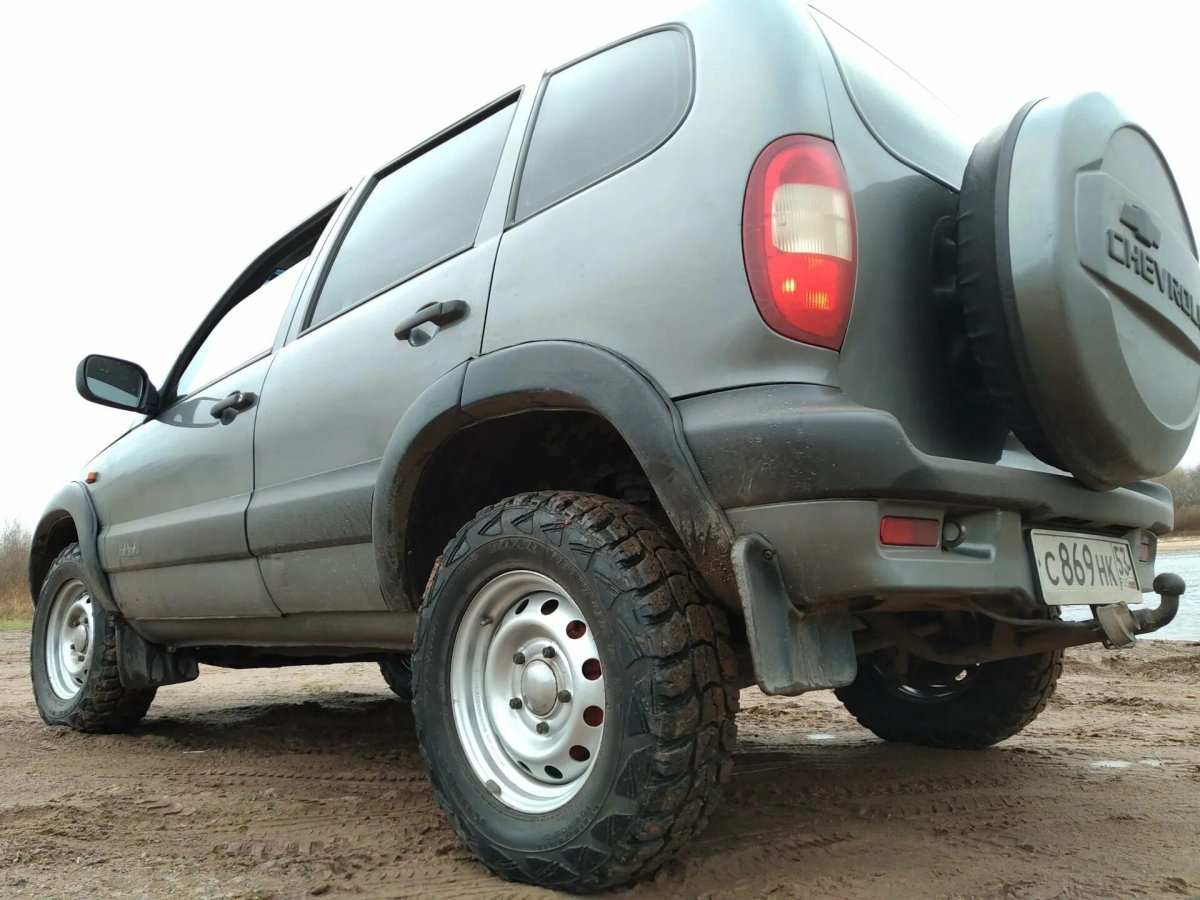Нива Шевроле на колесах 215 75 15