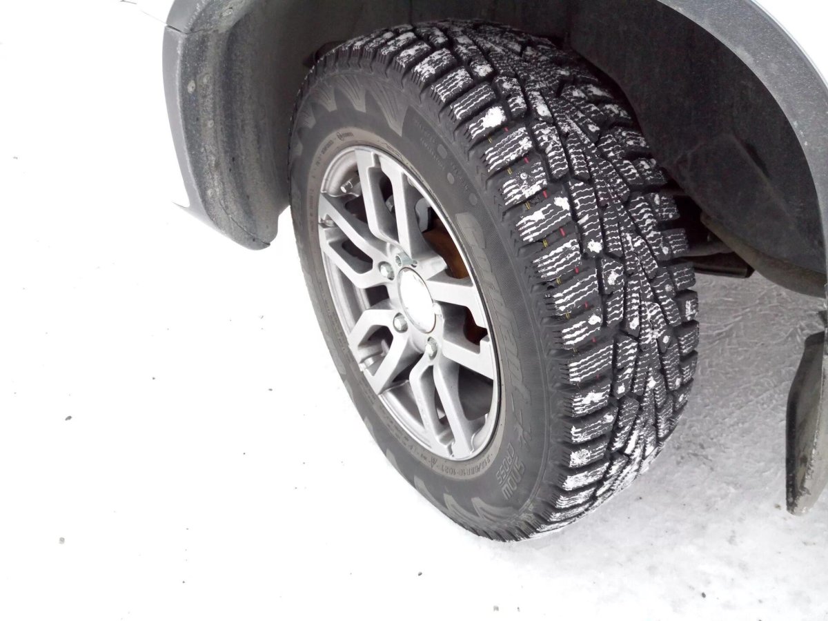 Нива шевролена зимней шыпованой резине 215 75 15