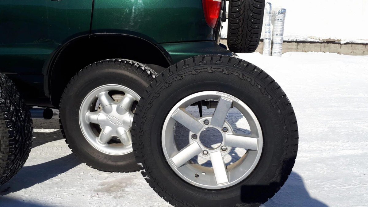 Нива Шевроле на колесах 215 75 15